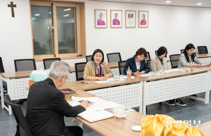 이성효 리노 주교와 의원연구단체 회원 등이 의견을 나누고 있다. /용인시의회 제공