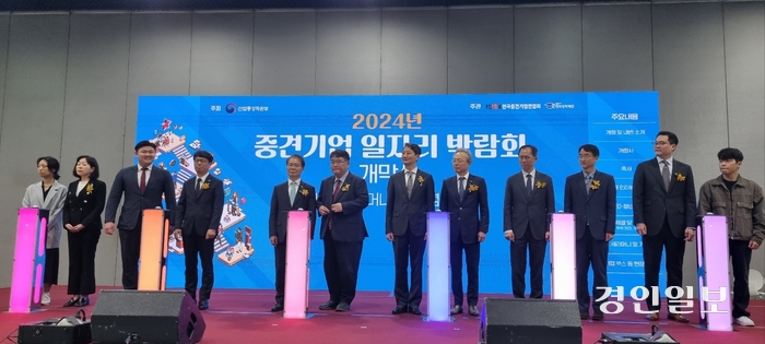 황수성 한국공학대학교 총장(왼쪽에서 네 번째)이 지난 21일 2024년 중견기업 일자리 박람회 개막식에 참석했다.2024.5.27/한국공학대 제공