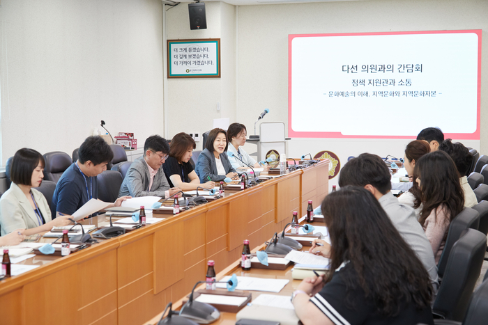 김희영 부의장과 의회 정책지원관들이 간담회에서 의견을 나누고 있다/용인시의회 제공