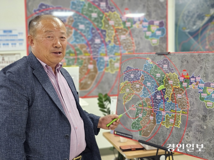 이상환 범대위 상임위원장이 수원군공항 예비이전 후보지의 문제점을 조목조목 지적하고 있다. 화성/김학석기자 marskim@kyeongin.com