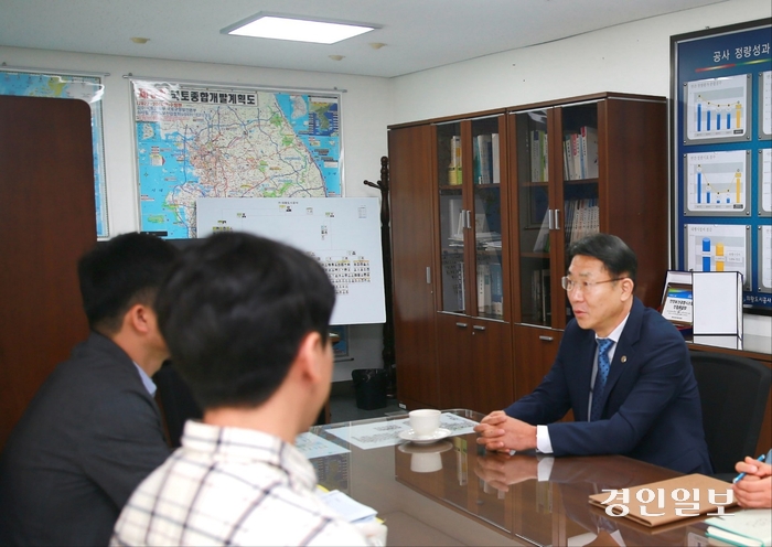 성광식 제6대 의왕도시공사 사장(오른쪽)이 최근 의왕시에 사직서를 제출했다. /의왕도시공사 제공