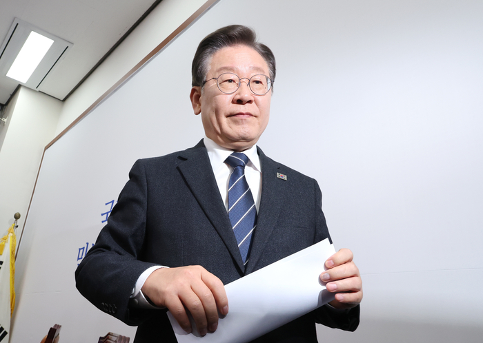 더불어민주당 이재명 대표가 8일 오전 국회에서 열린 최고위원회의를 마친 뒤 이석하고 있다. 2024.5.8 / 연합뉴스