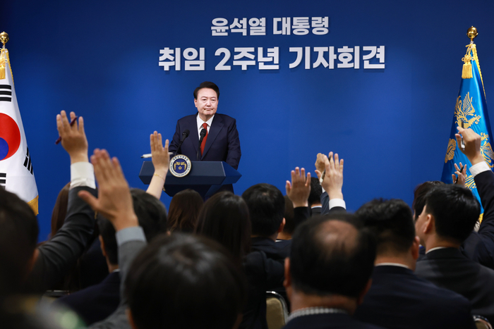 윤석열 대통령이 9일 오전 서울 용산 대통령실 청사 브리핑실에서 열린 ‘윤석열정부 2년 국민보고 및 기자회견’에서 질문받고 있다. 2024.5.9 /연합뉴스