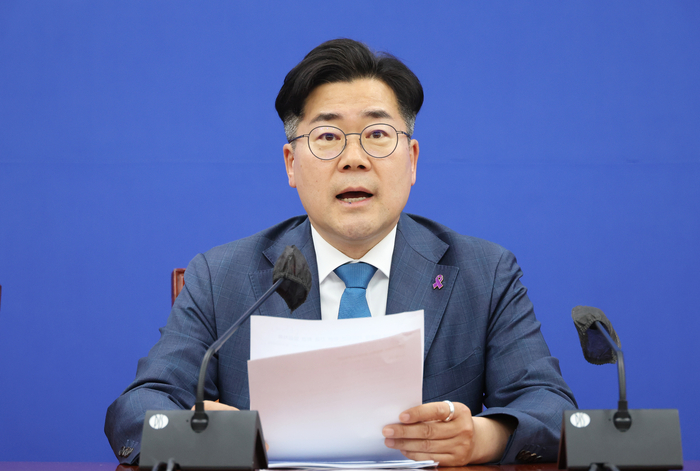 더불어민주당 박찬대 원내대표가 9일 오후 국회 본청 원내대표 회의실에서 대통령 기자회견 관련 긴급 입장 발표를 하고 있다. 2024.5.9 /연합뉴스