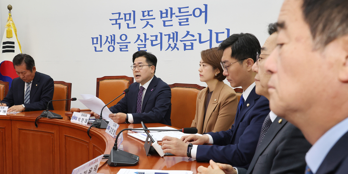 더불어민주당 박찬대 원내대표(왼쪽 두번째)가 13일 오전 국회에서 열린 최고위원회의에서 발언하고 있다. 2024.5.13 / 연합뉴스
