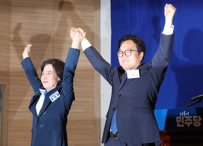 더불어민주당 국회의장 후보 경선에 나선 추미애 후보와 우원식 후보가 16일 오전 국회 의원회관에서 열린 제22대 전반기 국회의장단 후보 선출을 위한 당선자 총회에서 양손을 함께 들어 올리고 있다. 2024.5.16 /연합뉴스