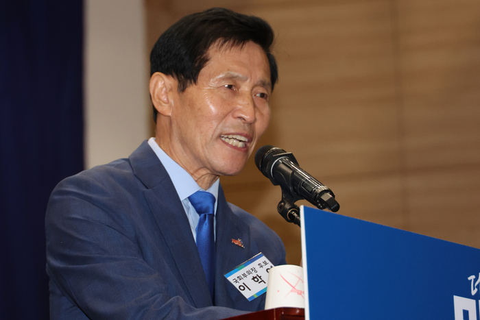 더불어민주당 국회부의장 후보로 선출된 이학영 의원이 16일 오전 국회 의원회관에서 열린 제22대 전반기 국회의장단 후보 선출을 위한 당선자 총회에서 수락 연설을 하고 있다. 2024.5.16 / 연합뉴스