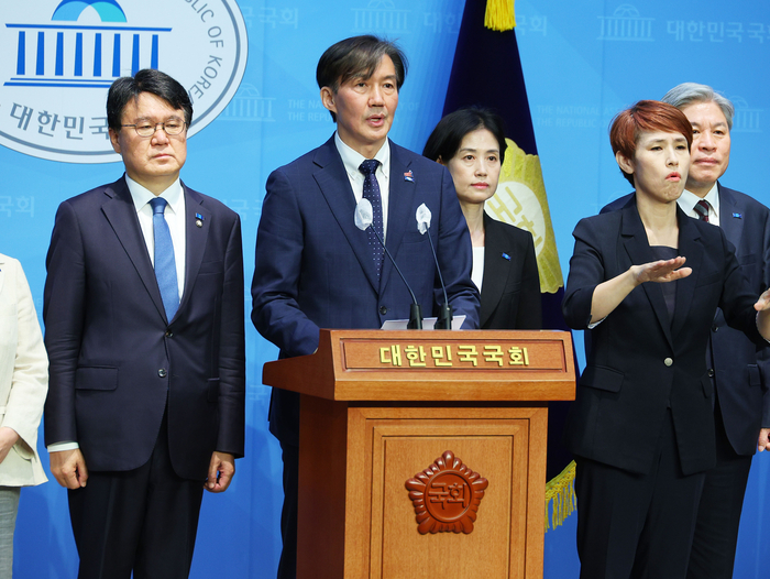 조국혁신당 조국 대표가 17일 오전 국회 소통관에서 기자회견을 열고 국회 개헌특위 설치 및 제7공화국 개헌 제안을 하고 있다. 2024.5.17 / 연합뉴스