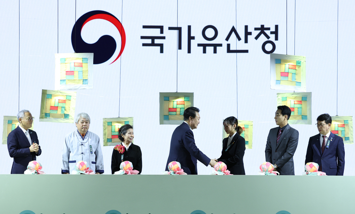 윤석열 대통령이 17일 대전 서구 정부대전청사에서 열린 국가유산청 출범식에서 출범 퍼포먼스를 마친 뒤 신지우 학생과 악수하고 있다. 오른쪽 부터 최응천 국가유산청장, 고건우 직원, 신지우 전통대 재학생 대표, 윤 대통령, 이춘희 무형유산보유자, 임영수 당산나무할아버지, 유인촌 문체부 장관. 2024.5.17 / 연합뉴스