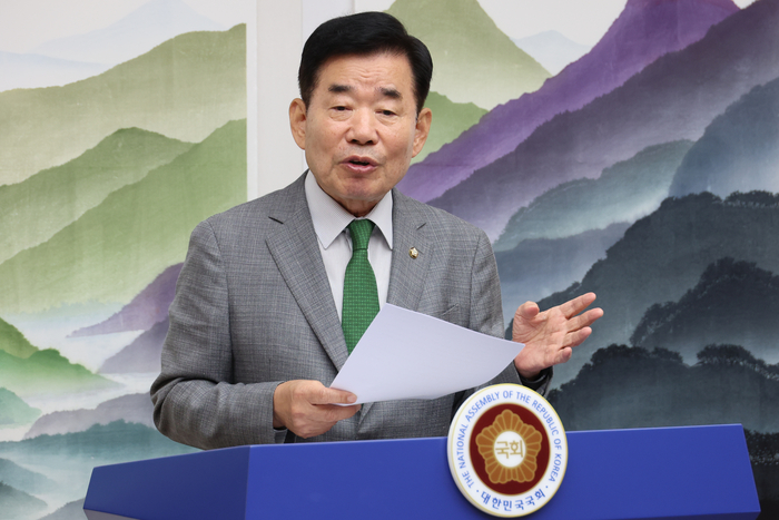 김진표 국회의장이 26일 오전 서울 여의도 국회의장실에서 연금개혁과 관련해 기자간담회를 하고 있다. 김 의장은 “21대 국회에서 모수 개혁을 하고 22대 국회에서 구조개혁을 추진하자”고 제안했다. 2024.5.26 /연합뉴스