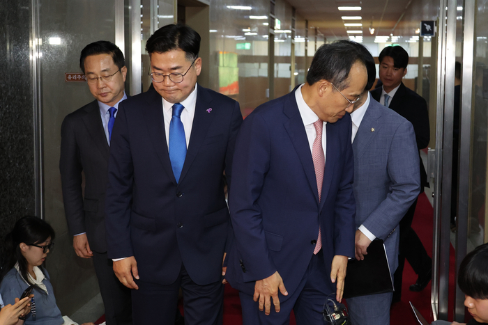 국민의힘 추경호 원내대표(오른쪽)와 더불어민주당 박찬대 원내대표가 27일 서울 여의도 국회에서 김진표 국회의장과 면담을 마치고 나와 취재진의 질문에 답한 후 각자 자리에서 떠나고 있다. 2024.5.27 / 연합뉴스