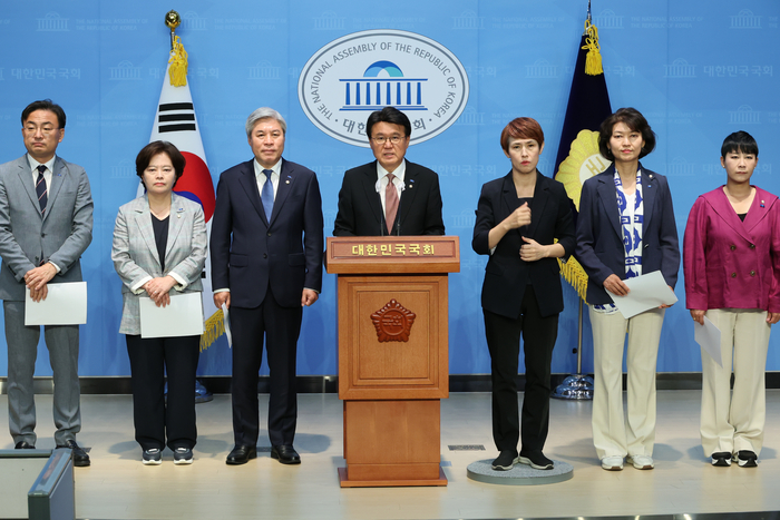 조국혁신당 원내대표단이 31일 오전 서울 여의도 국회 소통관에서 22대 국회에 임하는 입법 원칙과 방향을 밝히고 있다. 왼쪽부터 신장식· 정춘생·서왕진 의원, 황운하 원내대표, 강경숙·김재원 의원. 2024.5.31 / 연합뉴스