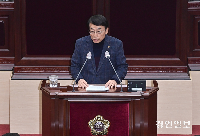 불신임안이 상정되자 인천시의회 본회의장에서 신상발언을 하는 허식 전 의장 2024.01.24 /조재현기자 jhc@kyeongin.com