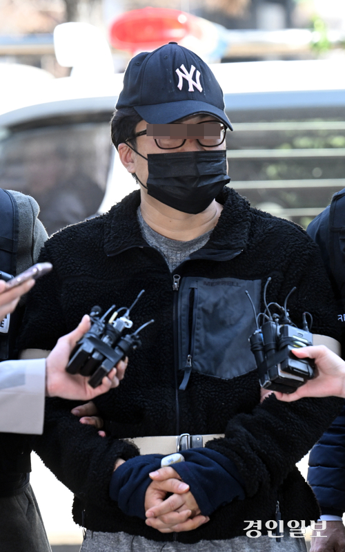 제22대국회의원 선거 투표소에 침입해 불법 카메라를 설치한 혐의를 받는 40대 유튜버가 구속 전 피의자 심문(영장실질심사)을 받기 위해 인천지방법원으로 들어서고 있다. 2024.3.31 /경인일보DB