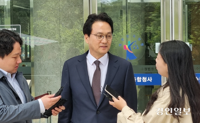 지난 4월 더불어민주당 안민석 의원이 수원지법에서 열린 자신에 대한 명예훼손 혐의 사건 1차 공판에 출석한 뒤 법정을 나서며 취재진 질의에 답하고 있다. 2024.4.23./김준석기자joonsk@kyeongin.com