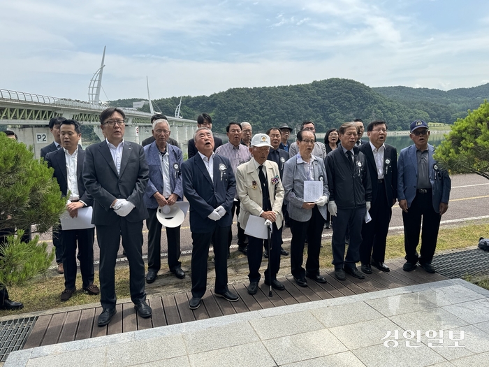 한국콜마 여주아카데미·근오농림 임직원들은 ‘여강회’ 회원들과 함께 6일 여주시 단현동 소재 에드워드 무어 장군 추모전적비에 방문해 추모식을 진행했다. 2024.6.6 여주/양동민기자 coa007@kyeongin.com
