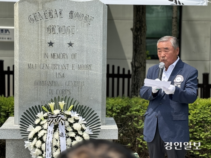 한국콜마 여주아카데미·근오농림 임직원들은 ‘여강회’ 회원들과 함께 6일 여주시 단현동 소재 에드워드 무어 장군 추모전적비에 방문해 추모식을 진행했다. 사진은 추모사를 하는 조성웅 여강회장. 여주/양동민기자 coa007@kyeongin.com