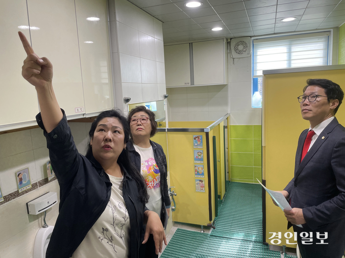 임종훈(오른쪽부터)·조진숙 의원이 어린이집 관계자와 함께 시설을 살피고 있다. 2024.6.6/포천시의회 제공