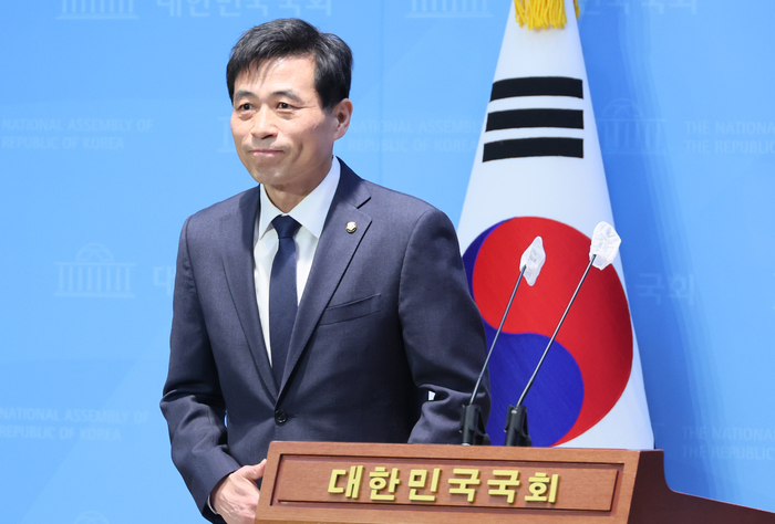 더불어민주당 김민기 의원이 19일 국회 소통관에서 2024 총선 불출마 선언 기자회견을 한 뒤 인사하고 있다. 2024.1.19 /연합뉴스