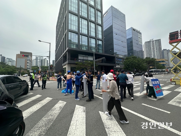 7일 정오께 수원시 영통구의 법원종합청사 앞에서 이화영 전 경기도 평화부지사의 1심 선고를 앞두고 맞불집회가 열렸다. 2024.6.7 /목은수기자 wood@kyeongin.com