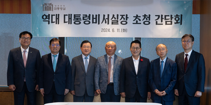 정진석 대통령 비서실장이 11일 서울 여의도 모처에서 역대 비서실장들과 오찬을 함께했다. / 대통령실 제공
