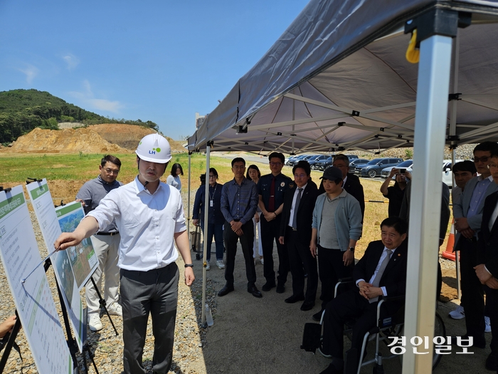 김상길 LH검단사업단 조성공사 2-2공구 소장이 13일 인천 서구 불로동 598-6에서 유철환 국민권익위원장과 주민들에게 비발파 공법 적용 계획 등을 설명하고 있다. 2024.6.13 /변민철기자 bmc0502@kyeongin.com
