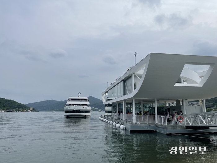가평군 ‘자라나루’ 선착장 전경. 가평/김민수기자 kms@kyeongin.com