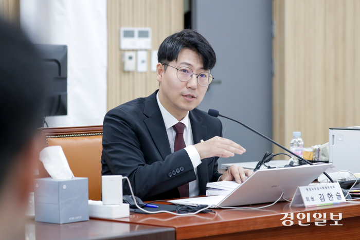 김한슬 구리시의회 의원이 구리시 문화산업 특화 방안과 시민혜택 강화 방법을 촉구하고 있다. 2024.6.14 /구리시의회 제공