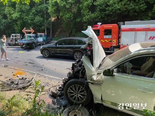 13일 분당내곡간도시고속화도로 내곡터널 부근(성남 방면) 도로에서추돌 사고가 발생한 모습. 2024.6.13 /경기도소방재난본부 제공