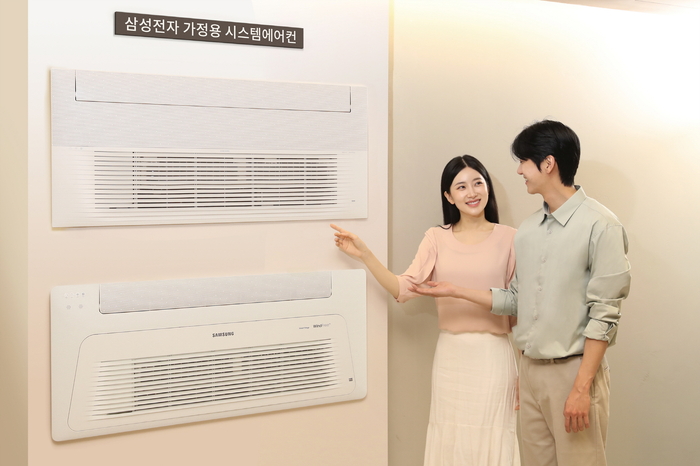 삼성전자 모델이 가정용 시스템에어컨을 소개하고 있다./삼성전자 제공