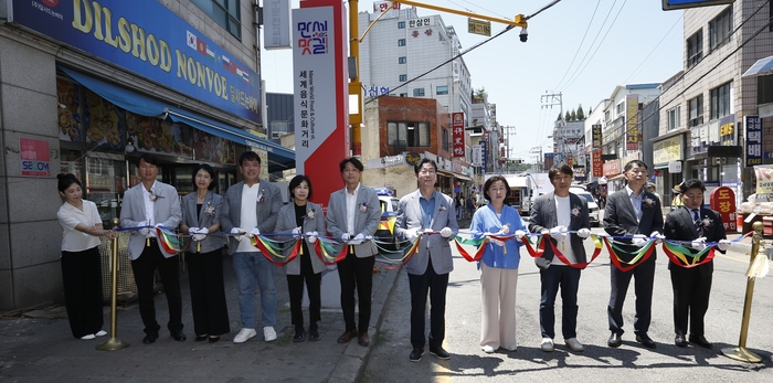 정명근 화성시장, 김경희 시의회의장, 송옥주 의원등이 발안만세시장의 음식문화특화거리 지정 선포식에 참석해 테이프를 끊고 있다/화성시 제공