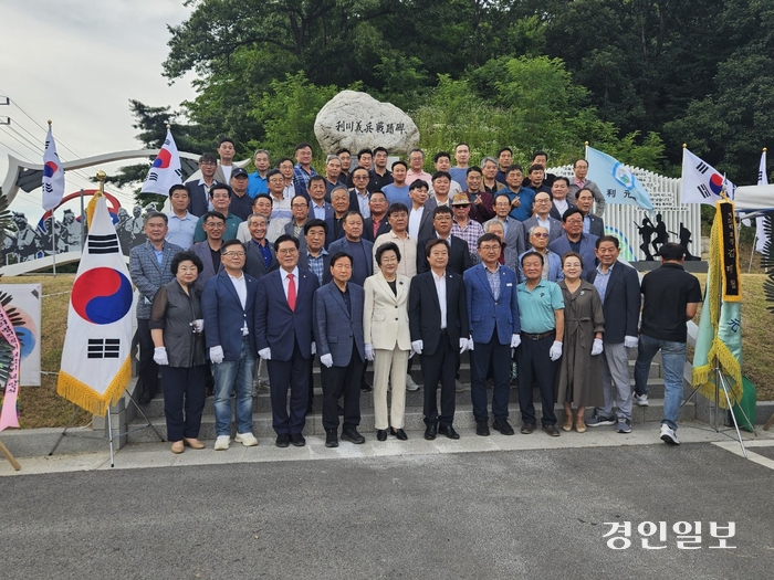 이천시이원회는 지난 17일 이천의 관문인 넋고개에 위치한 의병전적비에서 창립 제49주년 기념식 및 태극기 게양식을 개최했다. 2024.6.17 /이원회 제공
