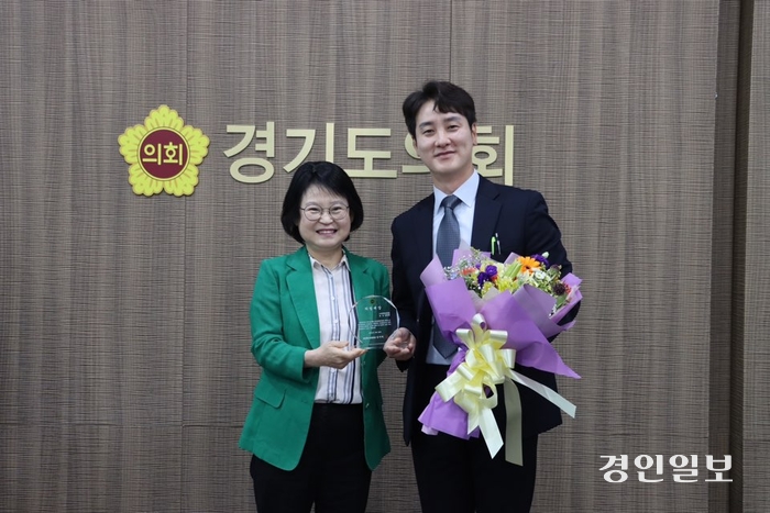 경기도의회 교육행정위원회 김일중 의원이 지난 18일 경기도의회 교육행정위원회 상임위원회 회의실에서 지난 2년간 교육행정위원회에서 활발히 활동하며, 교육정책의 발전과 개선을 위해 끊임없이 노력해온 것을 인정받아 교육행정위원회 의정대상을 수상했다. 2024.6.18/경기도의회 제공