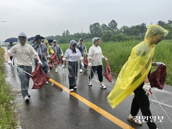 인천환경공단 승기사업소 직원 20여명이 지난 22일 승기천 일대에서 환경정화 활동을 하고 있다. 2024.6.25 /인천환경공단 제공