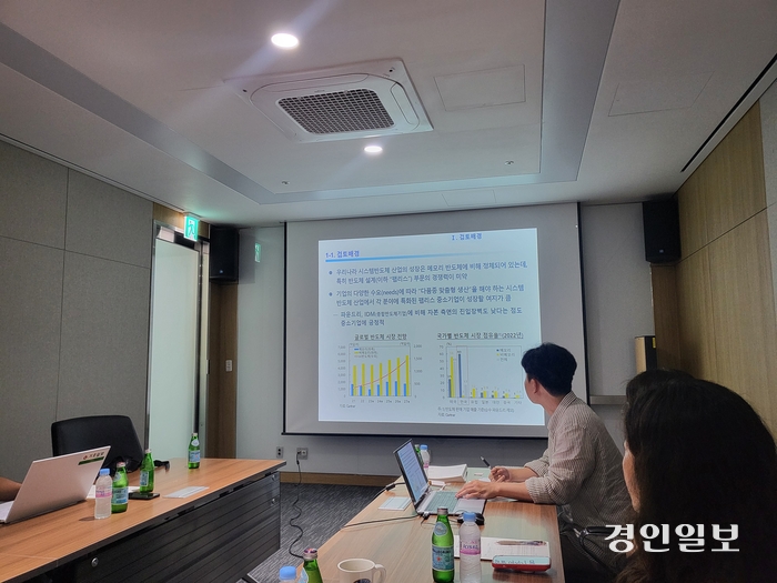 한국은행 경기본부 직원이 반도체 설계(팹리스) 중소기업의 현황을 살펴보고 경쟁력 제고 방안을 제시하고 있다. 2024.6.26 /이상훈기자 sh2018@kyeongin.com