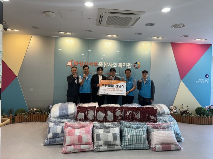 한국수자원공사 송산사업단은 27일 어르신의 여름나기 후원물품을 전달했다/송산사업단 제공