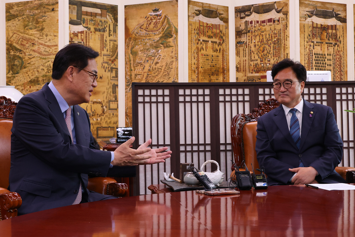우원식 국회의장(오른쪽)이 10일 오전 국회의장실을 예방한 정진석 대통령 비서실장과 대화하고 있다. 2024.6.10 /연합뉴스