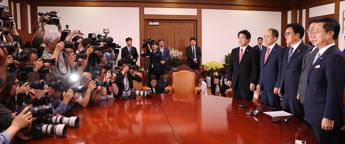 우원식 국회의장이 10일 오후 국회에서 국민의힘 추경호, 더불어민주당 박찬대 원내대표와 상임위원회를 배분하는 원구성 문제를 두고 회동하고 있다. 2024.6.10 /연합뉴스
