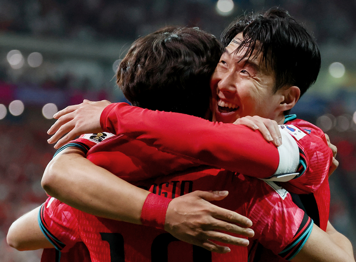 11일 오후 8시께 서울월드컵경기장에서 열린 북중미 월드컵 아시아 2차 예선 C조 마지막 6차전에서 대한민국이 후반 16분에 터진 이강인의 선제 결승골로 중국을 1-0으로 제압했다. 결승골을 넣은 후 손흥민(오른쪽)과 이강인이 포옹하고 있다. 2024.611 /연합뉴스