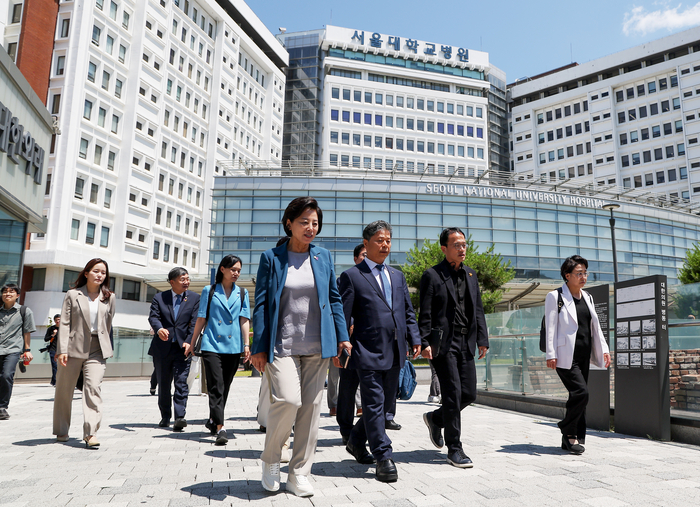 국회 보건복지위원회 소속 의원들이 16일 오전 서울 종로구 서울대병원에서 열린 ‘복지위 서울대 교수 비대위·집행부 현장 간담회’ 참석을 위해 이동하고 있다. 2024.6.16 / 연합뉴스