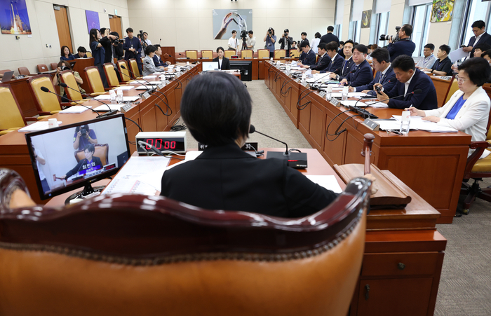 18일 국회에서 열린 과학기술정보방송통신위원회 전체회의에서 최민희 위원장이 의사봉을 두드리고 있다. 2024.6.18 / 연합뉴스