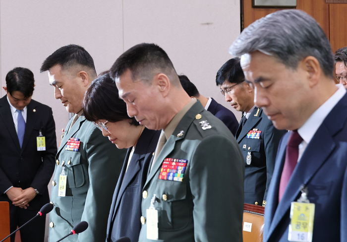 이종섭 전 국방부 장관(오른쪽부터), 임성근 전 해병대 1사단장, 유재은 전 국방부 법무비서관, 박정훈 전 해병대 수사단장이 21일 오전 국회 법제사법위원회에서 열린 ‘순직 해병 진상규명 방해 및 사건은폐 등의 진상규명을 위한 특별검사 임명법’(채상병특검법)에 대한 입법청문회에 증인으로 출석해 묵념하고 있다. 2024.6.21 /연합뉴스