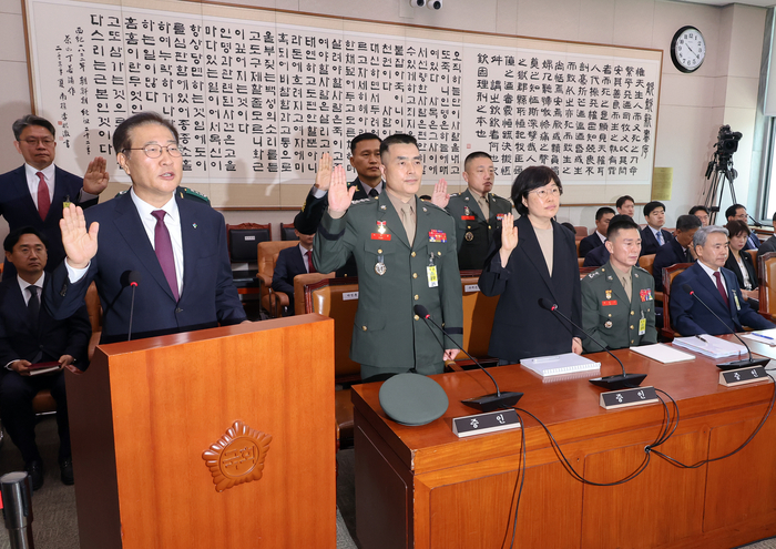 박성재 법무부 장관(앞줄 왼쪽부터), 박정훈 전 해병대 수사단장, 유재근 전 국방부 법무비서관 등이 21일 오전 국회 법제사법위원회에서 열린 ‘순직 해병 진상규명 방해 및 사건은폐 등의 진상규명을 위한 특별검사 임명법’(채상병특검법)에 대한 입법청문회에 증인으로 출석해 증인선서를 하는 동안 선서를 거부한 임성근 전 해병대 1사단장, 이종섭 전 국방부 장관이 자리에 앉아 있다. 2024.6.21 /연합뉴스