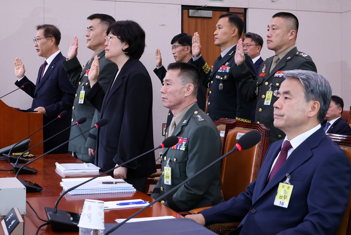 증인선서를 거부한 이종섭 전 국방부 장관(오른쪽 부터), 임성근 전 해병대 1사단장이 21일 오전 국회 법제사법위원회에서 열린 ‘순직 해병 진상규명 방해 및 사건은폐 등의 진상규명을 위한 특별검사 임명법’(채상병특검법)에 대한 입법청문회에서 자리에 앉아 있는 동안 박성재 법무부 장관(왼쪽부터), 박정훈 전 해병대 수사단장, 유재근 전 국방부 법무비서관 등이 일어서서 증인선서를 하고 있다. 2024.6.21 /연합뉴스