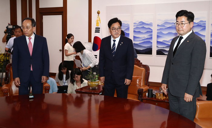 우원식 국회의장(가운데)과 국민의힘 추경호 원내대표(왼쪽), 더불어민주당 박찬대 원내대표가 21일 오후 서울 여의도 국회 의장실에서 원 구성 관련 회동을 하고 있다. 2024.6.21 /연합뉴스