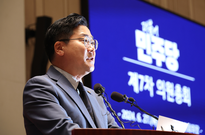 더불어민주당 박찬대 당대표 직무대행 겸 원내대표가 27일 오후 국회에서 열린 의원총회에서 발언하고 있다. 2024.6.27 / 연합뉴스
