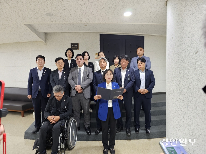 화성시의회 더불어민주당 의원들이 1일 본회의장 입구에서 상임위원장 재협상의 당위성에 대해 설명하고 있다. 2024.7.1 화성/김학석기자 marskim@kyeongin.com