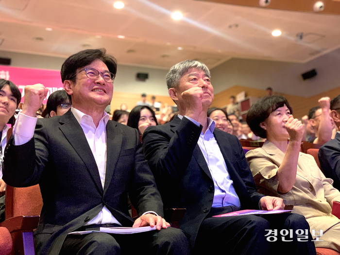 김병수 김포시장이 이형록(가운데) 김포도시관리공사 사장, 심상연(오른쪽) 김포시청소년재단 대표 등과 함께 ‘시민과의 대화’ 기념촬영을 하고 있다. 2024.7.1 김포/김우성기자 wskim@kyeongin.com