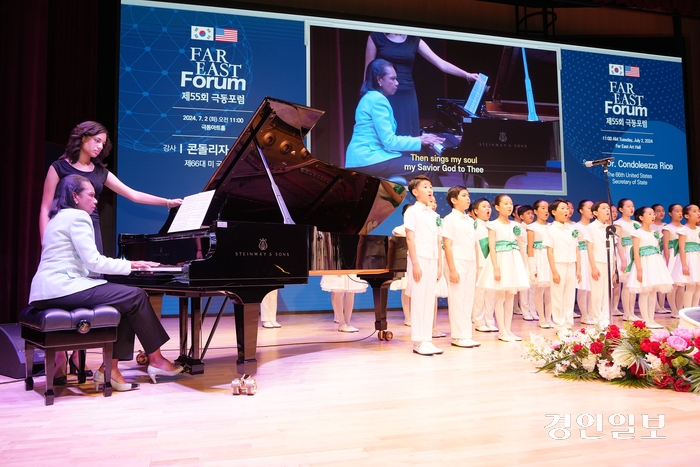 2일 오전 서울 극동아트홀에서 열린 제55회 극동포럼에서 콘돌리자 라이스 전 미국 국무장관이 강연에 앞서 직접 피아노를 연주하며 극동방송 어린이합창단과 함께 ‘어메이징 그레이스’ 등 찬송가를 부르고 있다. 2024.7.2 /극동방송 제공