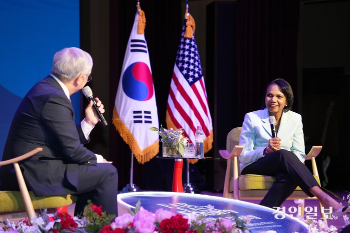 2일 서울 극동아트홀에서 열린 제55회 극동포럼에서 콘돌리자 라이스 전 미국 국무장관이 김요셉 목사와 대담 강연을 진행하고 있다. /극동방송 제공